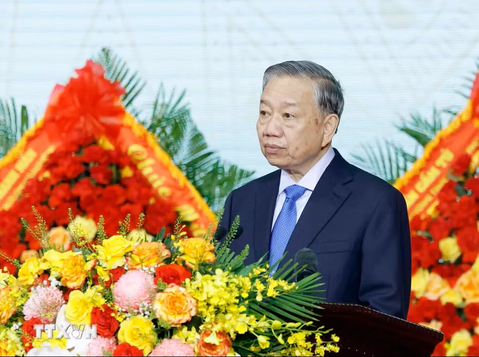 tong-bi-thu-chu-tich-nuoc-du-le-don-nhan-danh-hieu-anh-hung-llvt-nhan-dan-cua-quan-khu-5-4-17770950234721183228620