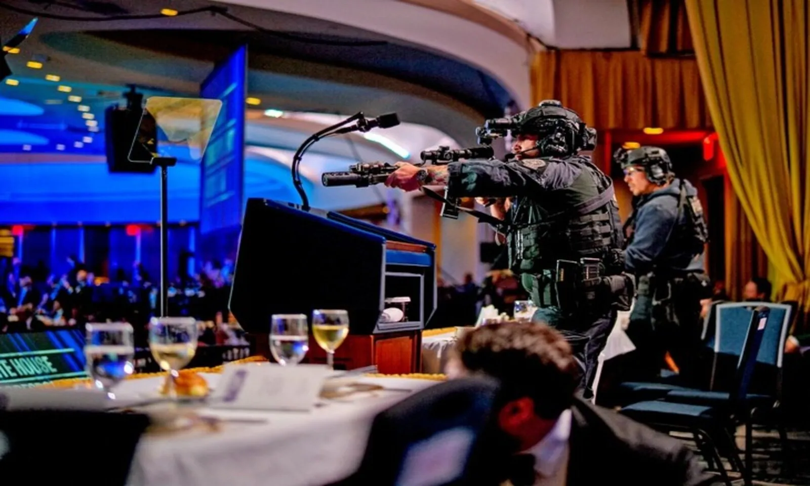 An ninh “đa lớp” Nhà Trắng bị xuyên thủng tại tiệc báo chí, vì sao vẫn xảy ra sự cố – Hình 2