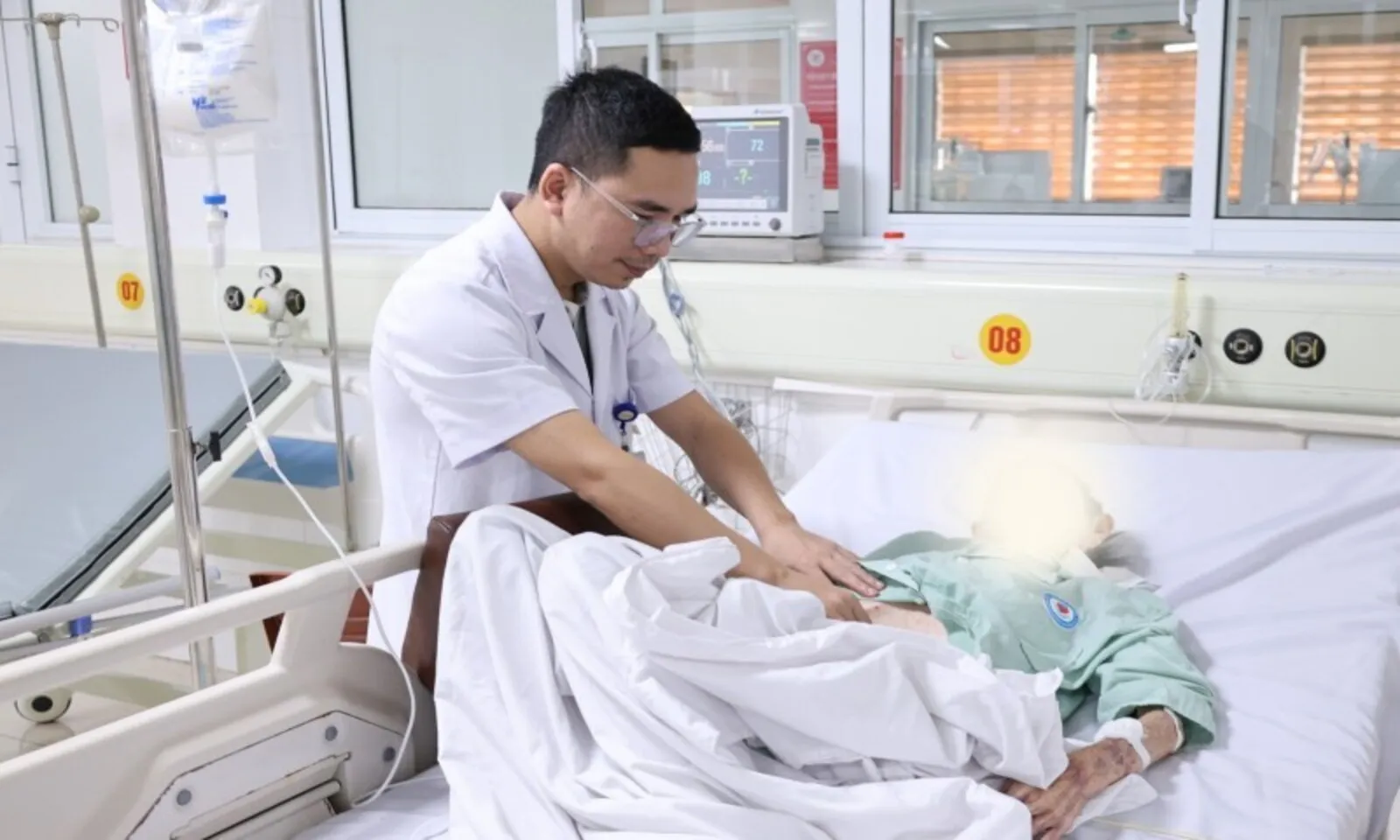 Cứu sống cụ bà 100 tuổi bị tắc ruột do dây chằng – Hình 1