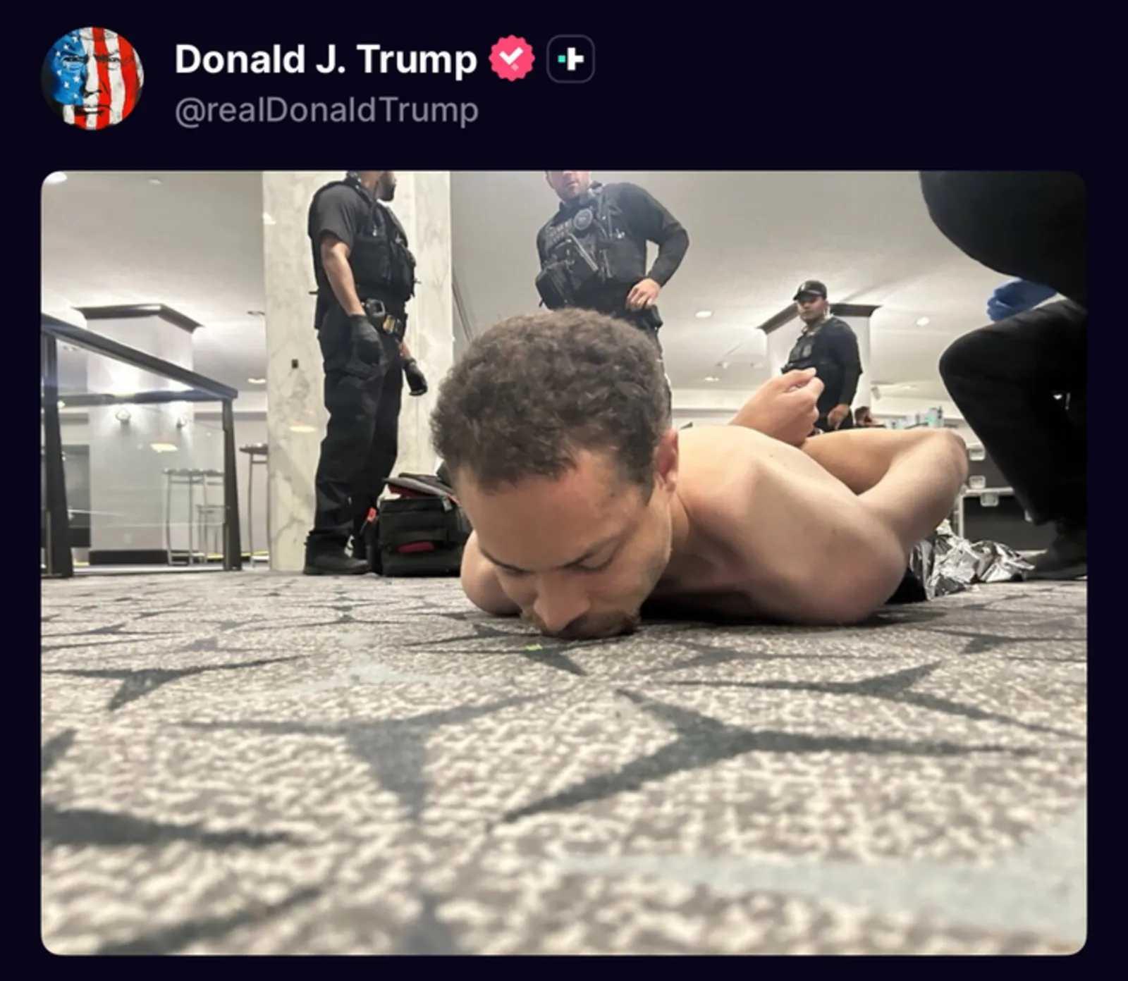 Ông Trump kể lại vụ nổ súng tại dạ tiệc báo chí, mật vụ thoát nạn nhờ áo chống đạn – Hình 4