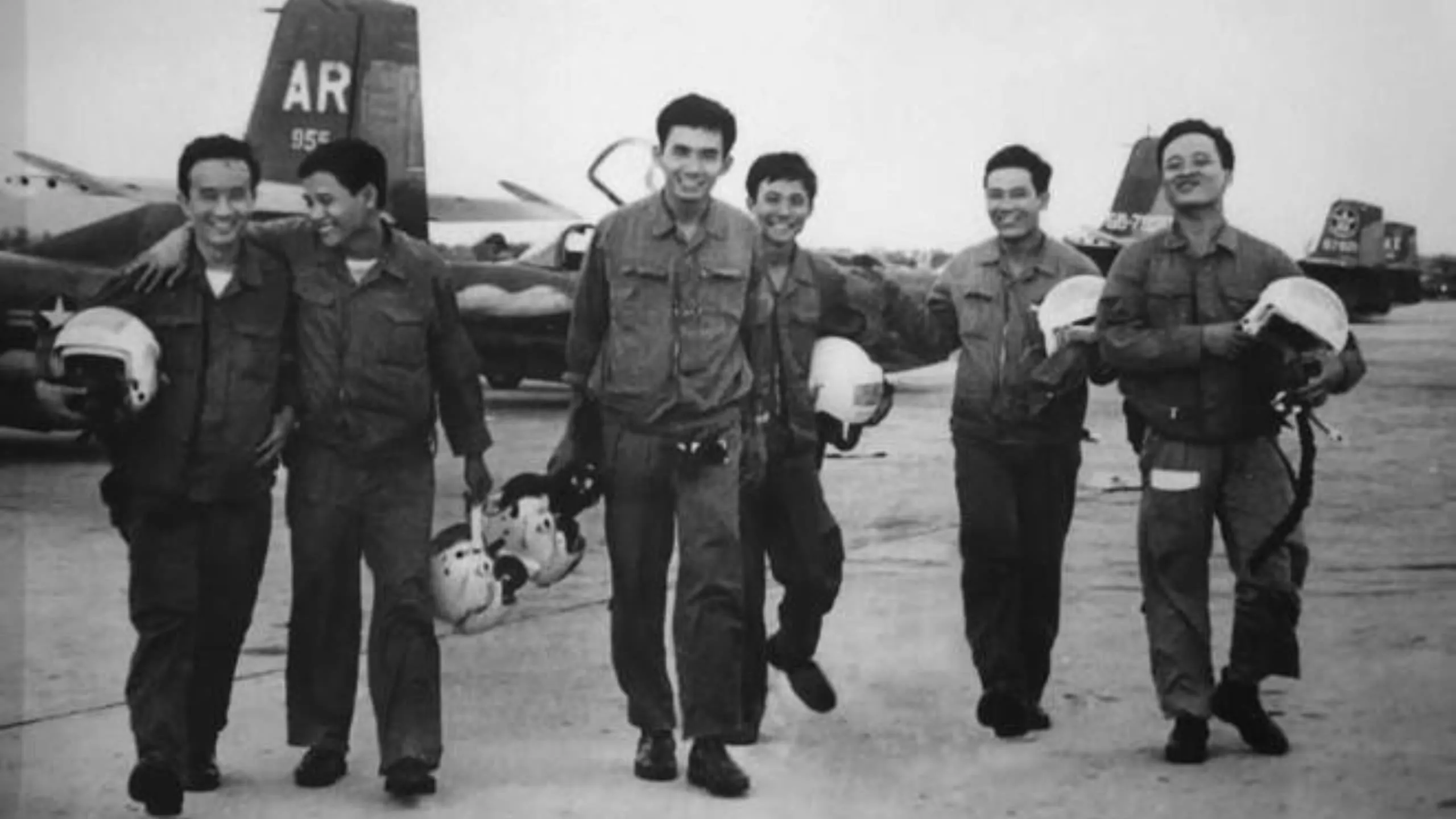 Phi đội Quyết thắng tại sân bay Thành Sơn chiều 28-4-1975 sau khi tấn công sân bay Tân Sơn Nhất Ảnh Tư liệu TTXVN