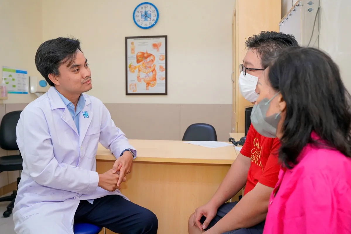 Bác sĩ Bệnh viện Đại học Y Dược TP. Hồ Chí Minh thăm khám, tư vấn và theo dõi tình trạng hồi phục cho người bệnh 