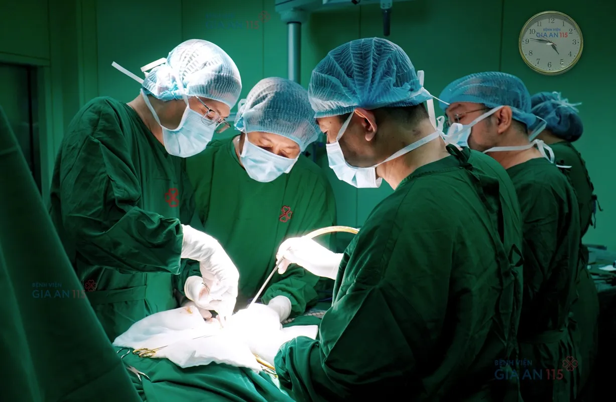 Bác sĩ phẫu thuật sỏi túi mật cho người bệnh