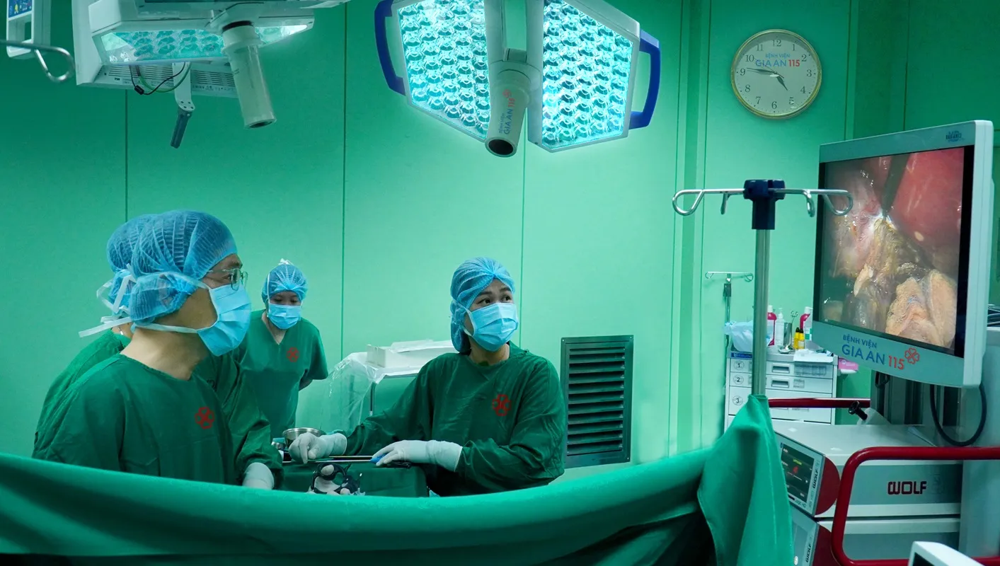Ê-kip bác sĩ phẫu thuật sỏi túi mật cho người bệnh