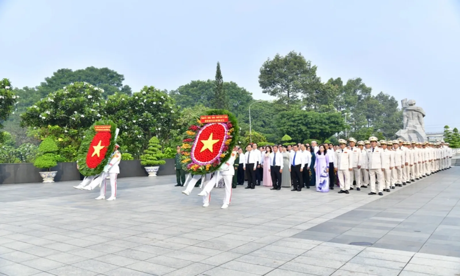Lãnh đạo TPHCM dâng hương tri ân Chủ tịch Hồ Chí Minh, các Anh hùng liệt sĩ dịp 304 – Hình 1