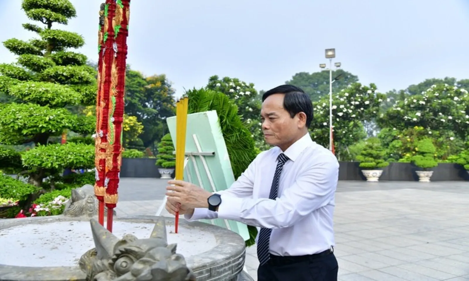 Lãnh đạo TPHCM dâng hương tri ân Chủ tịch Hồ Chí Minh, các Anh hùng liệt sĩ dịp 304 – Hình 2