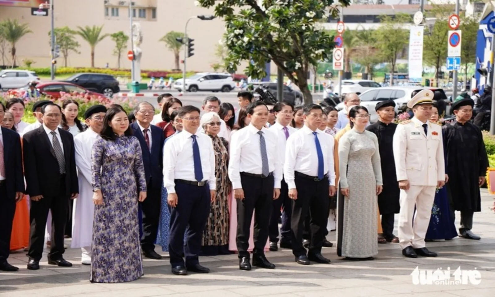 Lãnh đạo TPHCM dâng hương tri ân Chủ tịch Hồ Chí Minh, các Anh hùng liệt sĩ dịp 304 – Hình 4