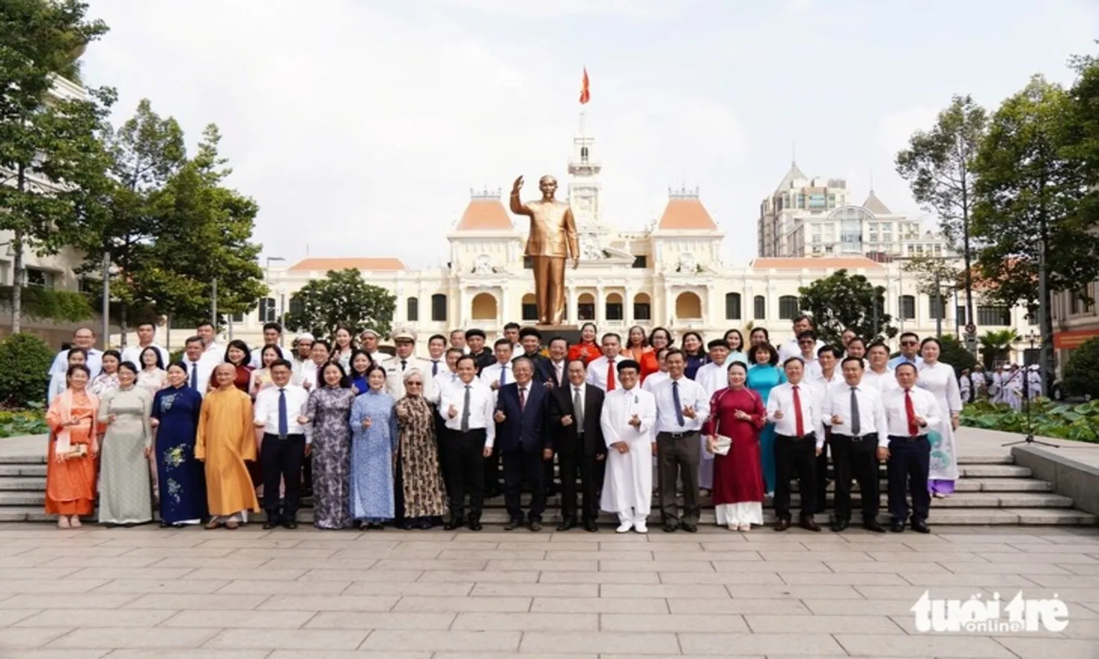 Lãnh đạo TPHCM dâng hương tri ân Chủ tịch Hồ Chí Minh, các Anh hùng liệt sĩ dịp 304 – Hình 5