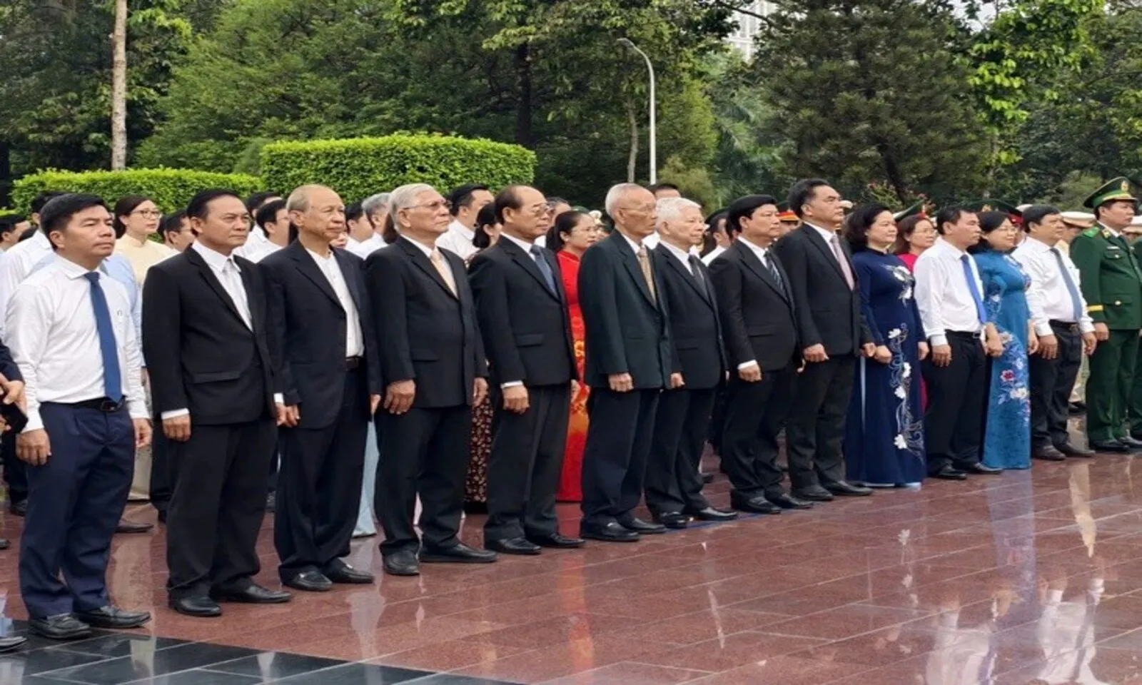 Lãnh đạo TPHCM dâng hương tri ân Chủ tịch Hồ Chí Minh, các Anh hùng liệt sĩ dịp 304 – Hình 6