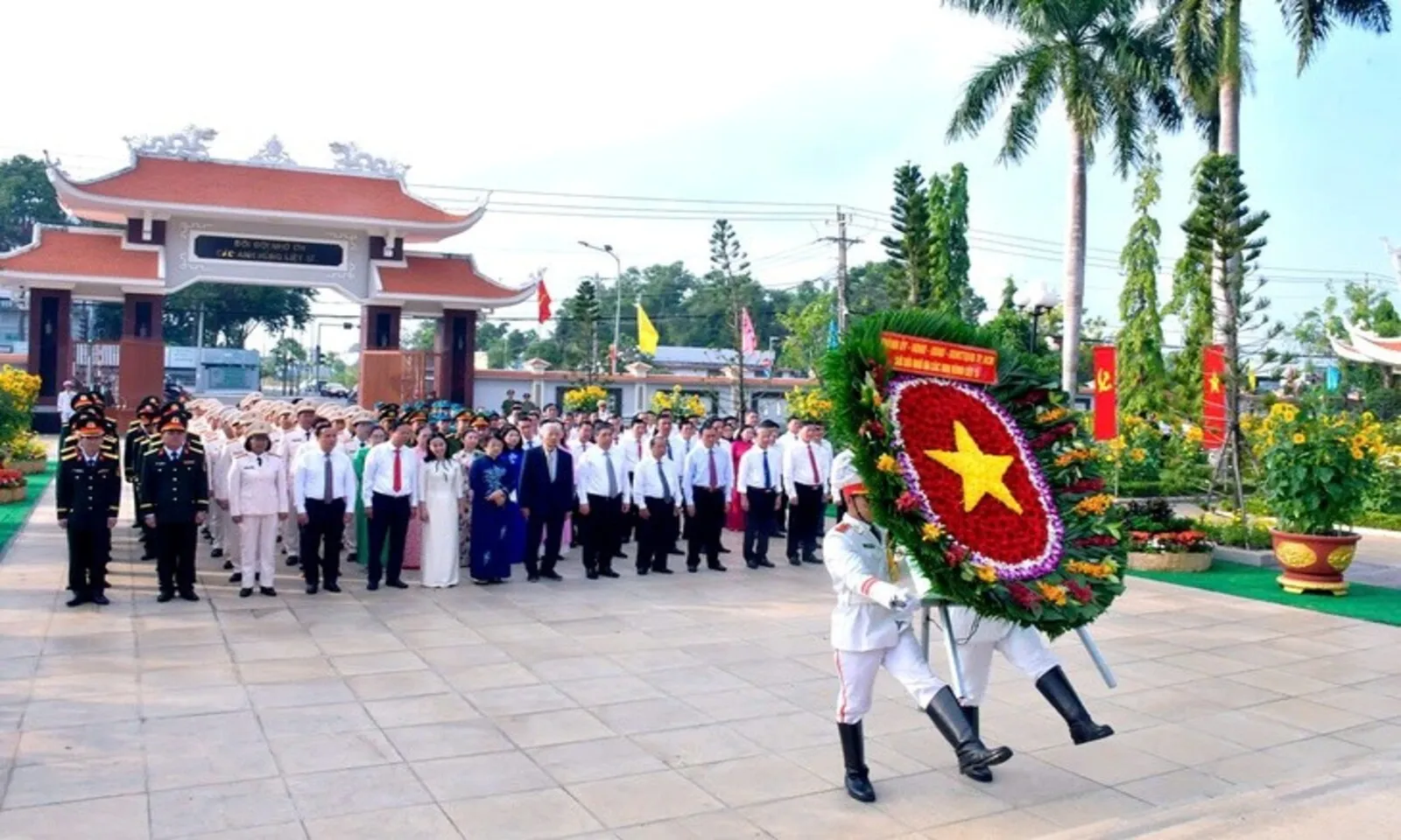 Lãnh đạo TPHCM dâng hương tri ân Chủ tịch Hồ Chí Minh, các Anh hùng liệt sĩ dịp 304 – Hình 7