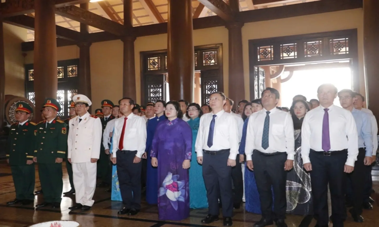 Lãnh đạo TPHCM dâng hương tri ân Chủ tịch Hồ Chí Minh, các Anh hùng liệt sĩ dịp 304 – Hình 8