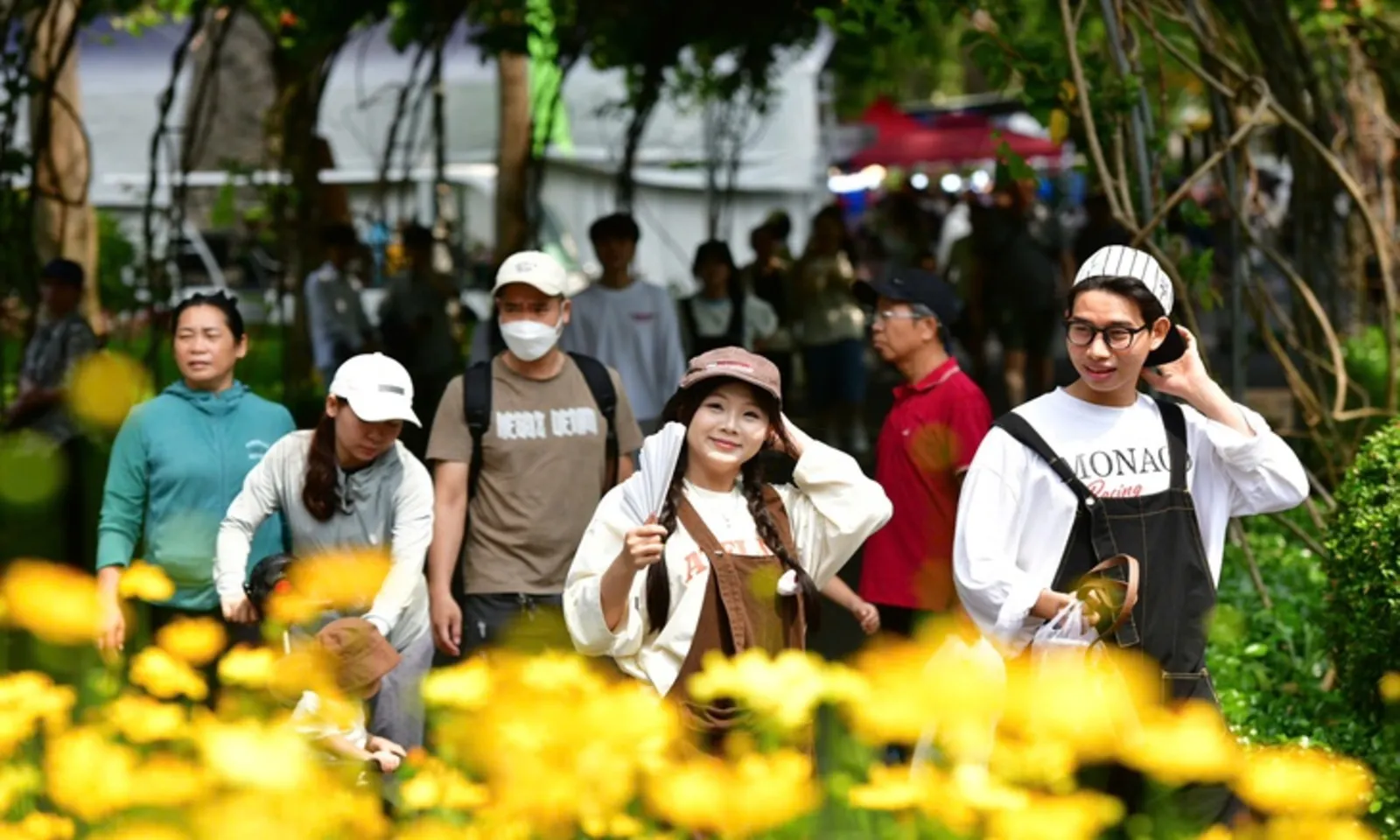 Nam Bộ nắng nóng gay gắt, Bắc Bộ đón không khí lạnh, mưa dông diện rộng