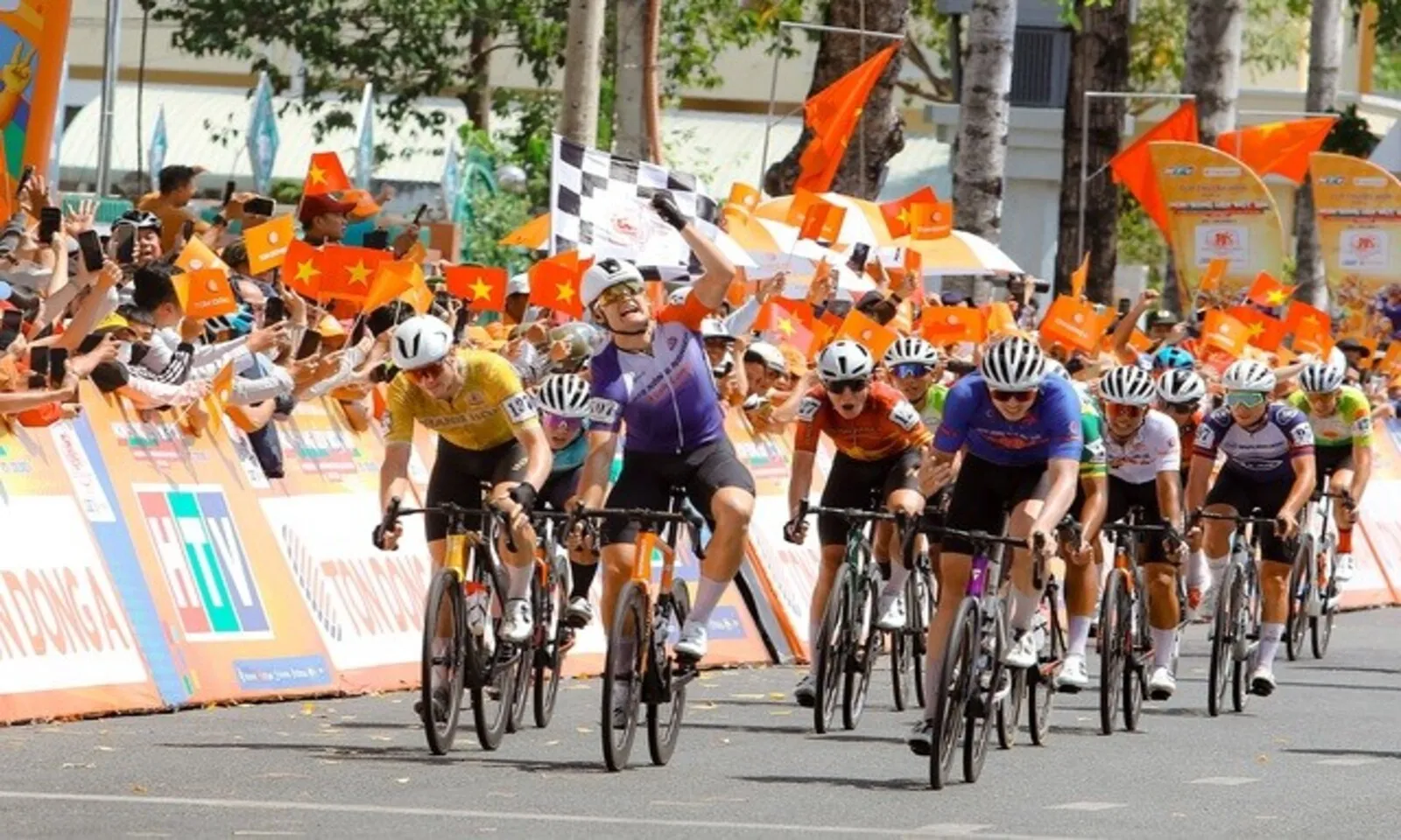 Patrick Patterson thắng chặng 23, lần thứ 5 đăng quang Cúp Truyền hình 2026 – Hình 1