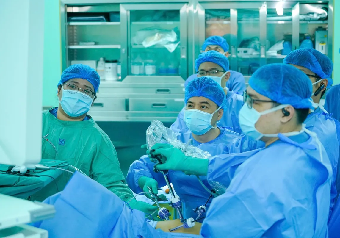 PGS TS BS. Nguyễn Hữu Thịnh cùng ê-kíp phẫu thuật trong một ca mổ nội soi điều trị bệnh lý đại trực tràng tại Bệnh viện Đại học Y Dược TP. Hô (1)