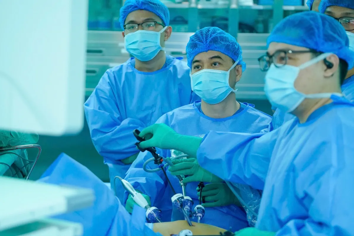 PGS TS BS. Nguyễn Hữu Thịnh cùng ê-kíp phẫu thuật trong một ca mổ nội soi điều trị bệnh lý đại trực tràng tại Bệnh viện Đại học Y Dược TP. Hô (2)