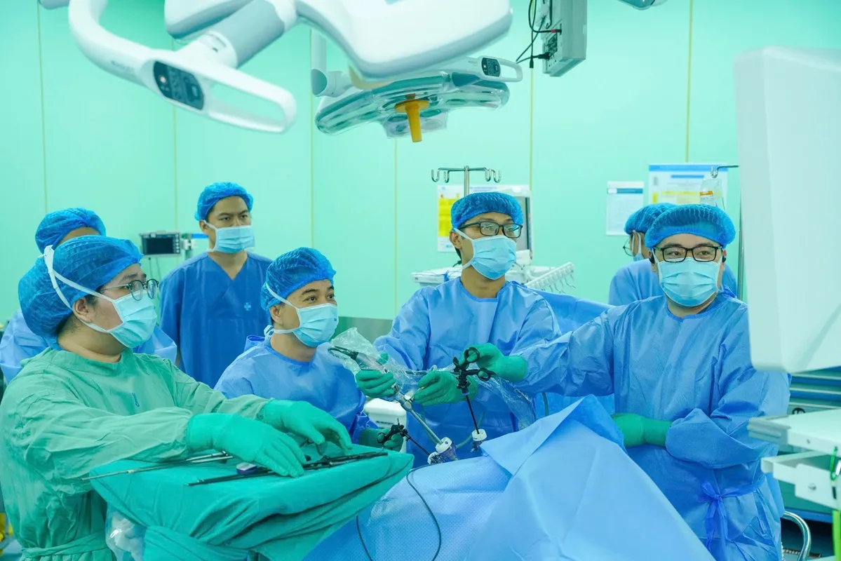 PGS TS BS. Nguyễn Hữu Thịnh cùng ê-kíp phẫu thuật trong một ca mổ nội soi điều trị bệnh lý đại trực tràng tại Bệnh viện Đại học Y Dược TP. Hồ Ch