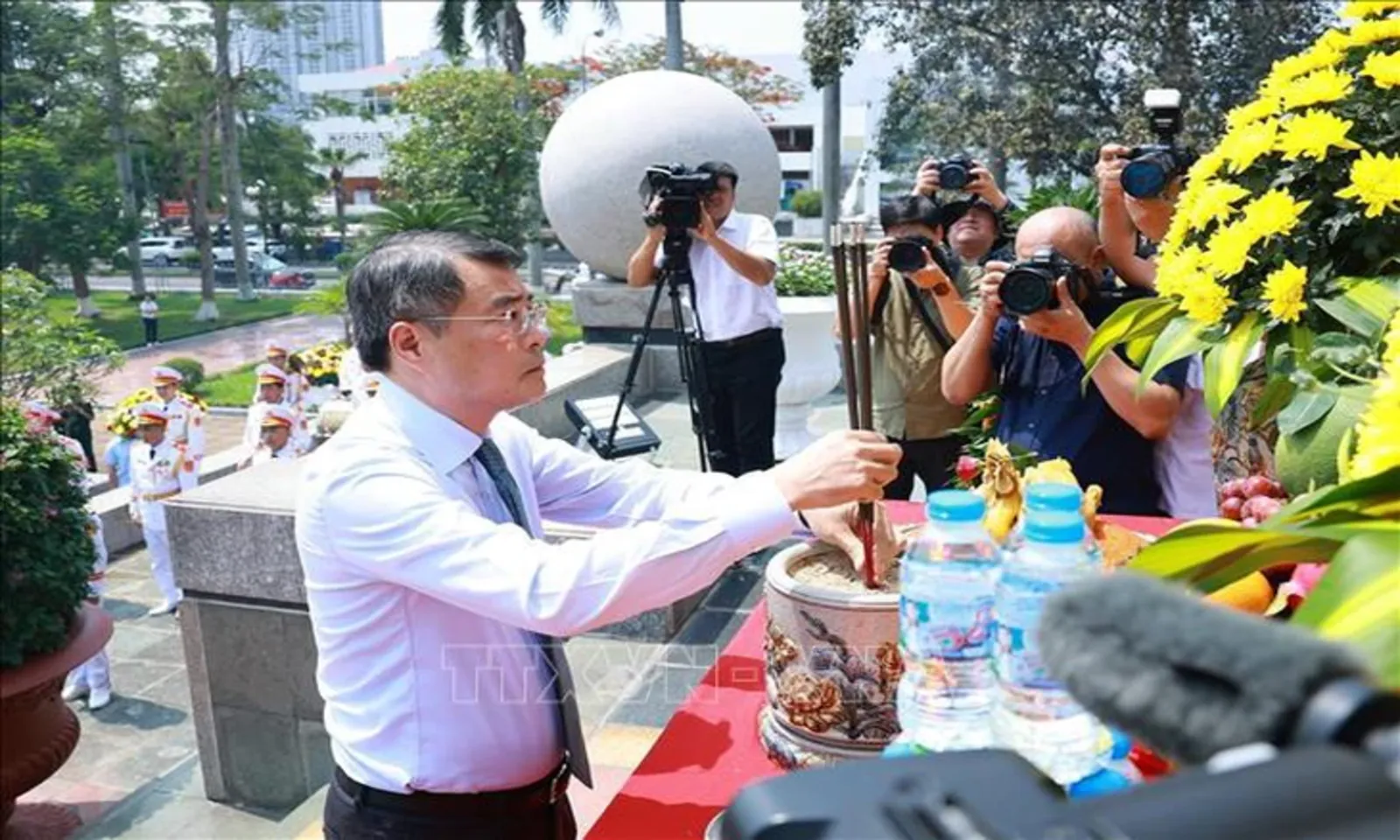 Thủ tướng Lê Minh Hưng dâng hương tri ân tại Hải Phòng – Hình 3