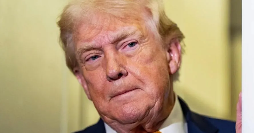 Ông Donald Trump tiết lộ “Iran đang sụp đổ“ và muốn mở lại eo biển Hormuz ngay