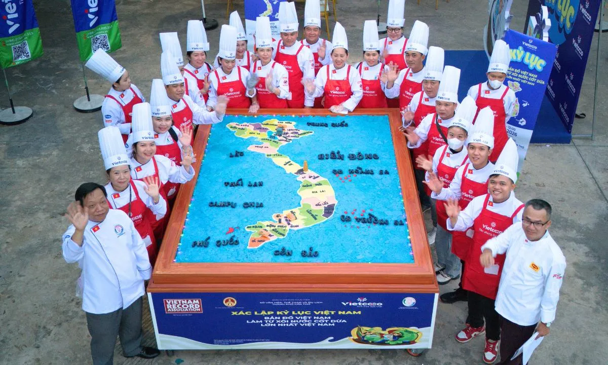103 đầu bếp thực hiện kỷ lục “Bản đồ xôi nước cốt dừa lớn nhất Việt Nam”