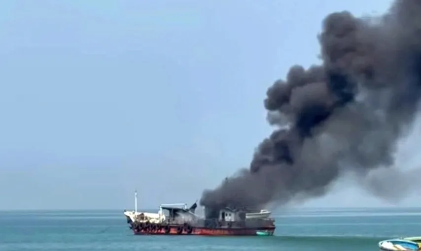 Nổ tàu dầu trên biển gây cháy lớn, 2 người bỏng nặng, 1 người mất tích