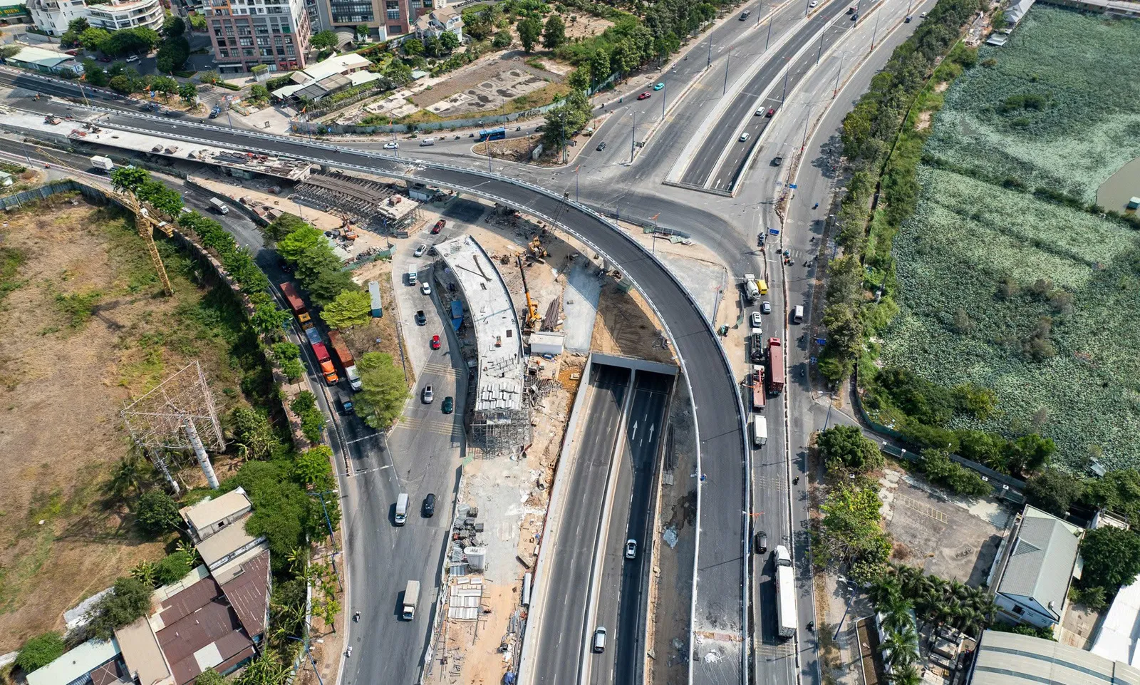 Hơn 1.000 người thi công xuyên lễ tại 9 dự án hạ tầng trọng điểm của TPHCM