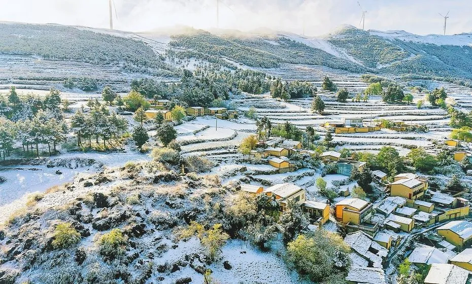 Trung Quốc: Nhiều nơi bất ngờ có tuyết rơi dày khi sắp vào hè