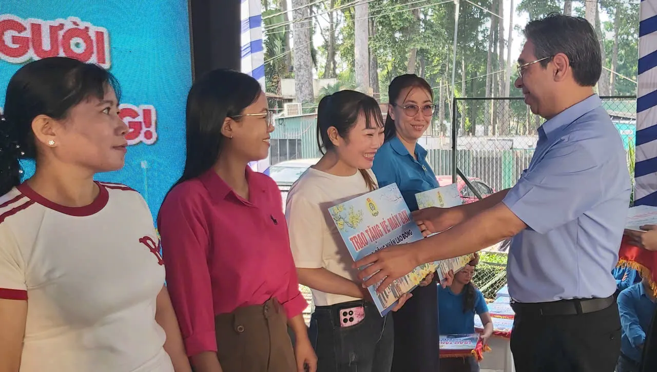 Ông Nguyễn Phước Lộc, Phó Bí thư Thành ủy, Chủ tịch Ủy ban MTTQ Việt Nam TP.HCM tặng quà cho NLĐ