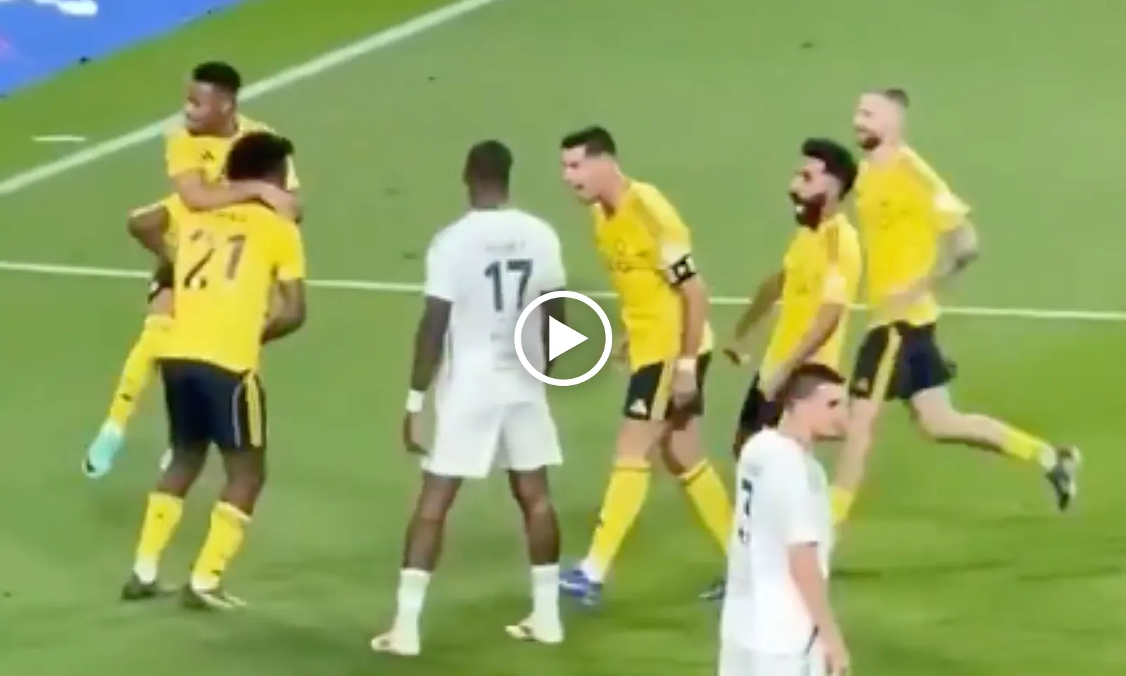 VIDEO: Ronaldo hét ăn mừng thẳng mặt đối thủ, ghi bàn thứ 970 dũng mãnh