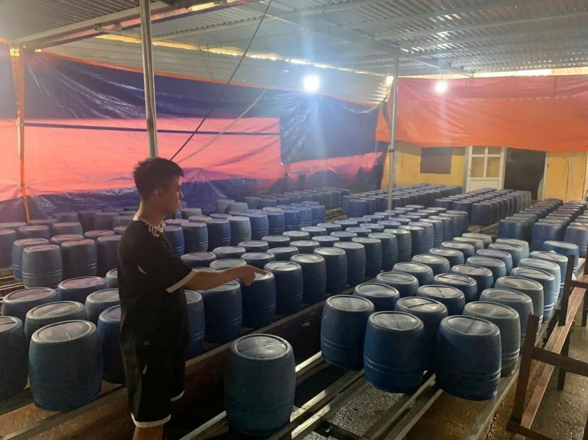 Đối tượng Nguyễn Văn Tứ cùng tang vật - Ảnh Công an tỉnh Quảng Ninh