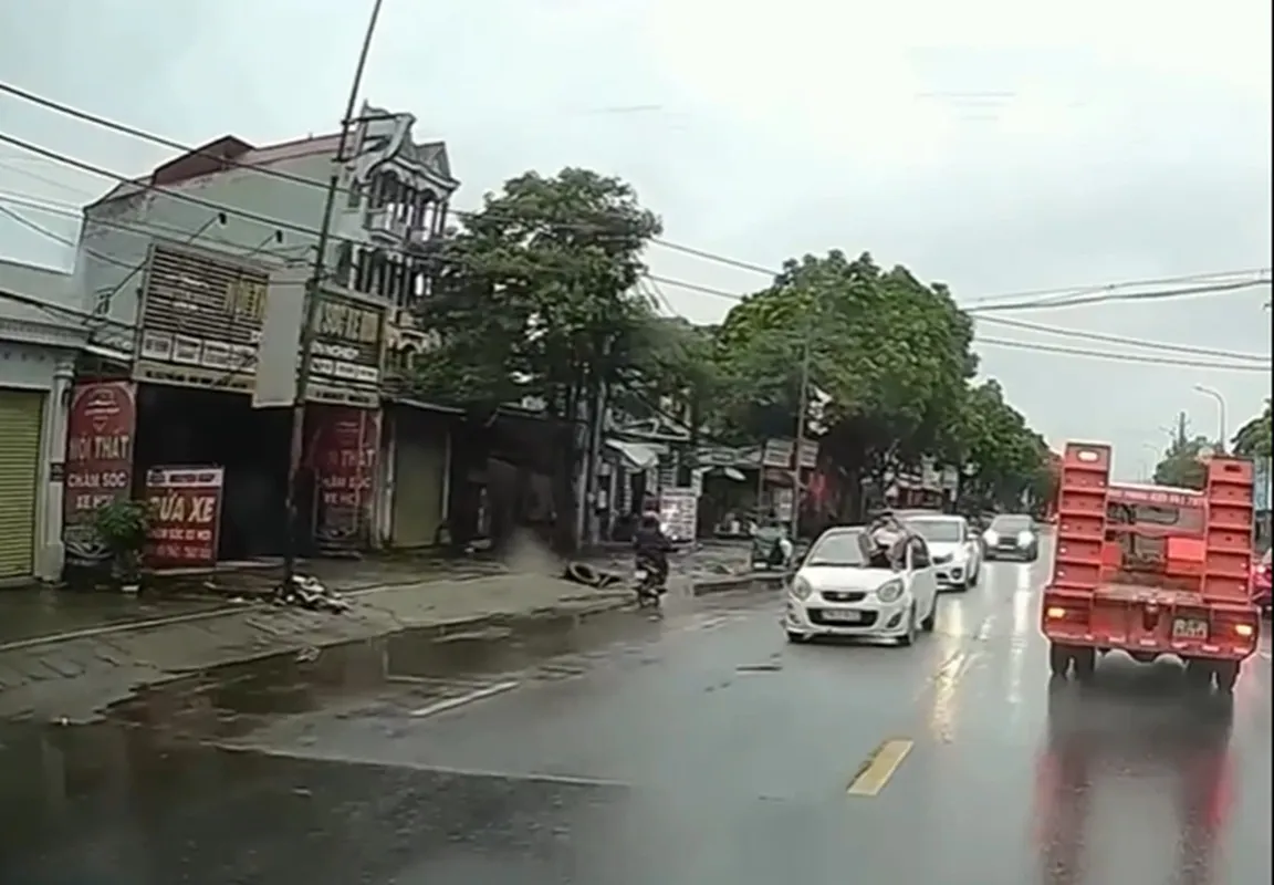 Mâu thuẫn gia đình, con rể nằm chắn đầu ô tô đang chạy