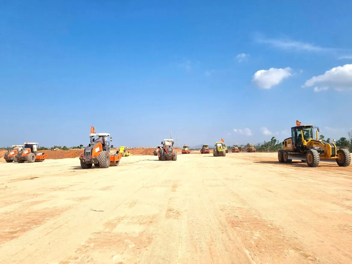 Thi công mở rộng sân bay Phù Cát 1