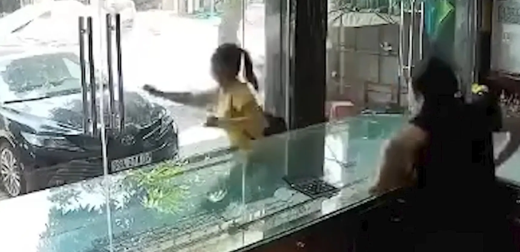 Đối tượng giả vờ mua vàng - Ảnh cắt từ clip của tiệm vàng