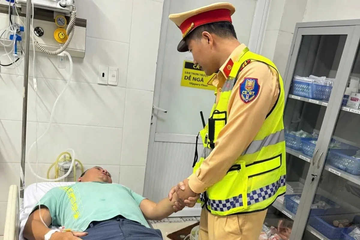 Được lực lượng CSGT đưa đi bệnh viện cấp cứu kịp thời, sức khỏe anh T đã dần ổn định, không còn nguy hiểm đến tính mạng. Ảnh CANA