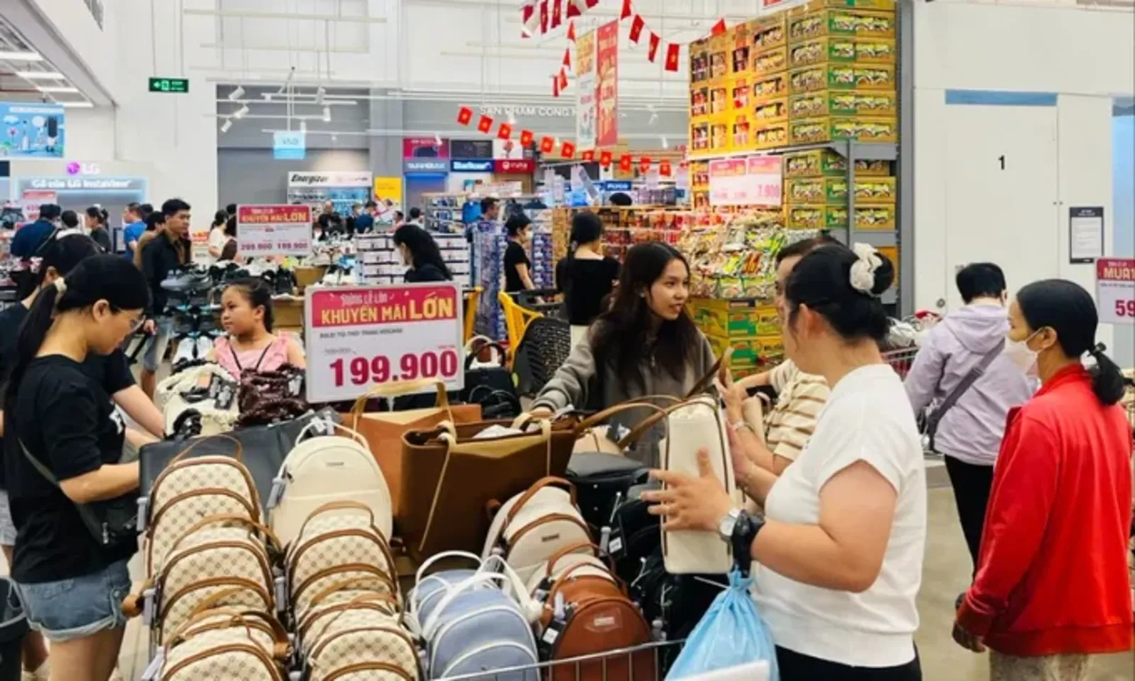 TPHCM đón 1,6 triệu khách, thu hơn 8.700 tỷ đồng dịp Giỗ Tổ và lễ 30-4 – Hình 2