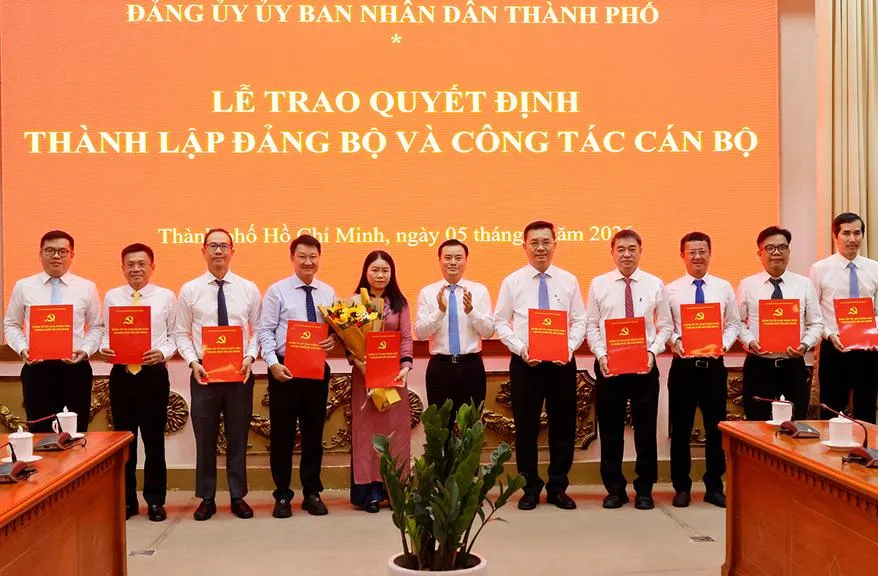 ong-bui-xuan-cuong-trao-quyet-dinh-chi-dinh-nhan-su-tham-gia-ban-chap-hanh-dang-bo-co-so-ban-quan-ly-du-an-dau-tu-xay-dung-cac-cong-trinh-dan-dung-va-cong-nghiep-tphcm_20260505154451