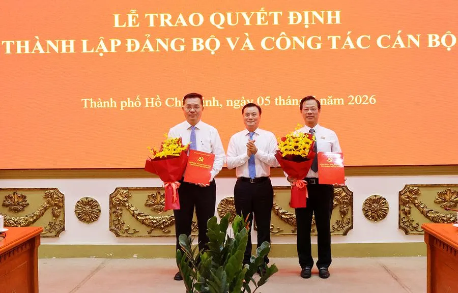 ong-bui-xuan-cuong-trao-quyet-dinh-thanh-lap-dang-bo-co-so-ban-quan-ly-du-an-dau-tu-xay-dung-ha-tang-do-thi-tphcm-va-dang-bo-co-so-ban-quan-ly-du-an-dau-tu-xay-dung-cac-cong-trinh-dan-dung-va-cong-nghiep-tphcm_20260505154451