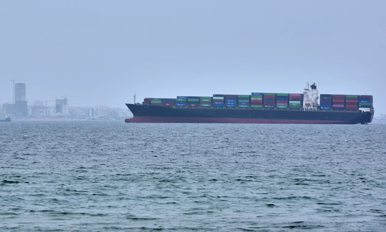 Hai tàu hàng Mỹ qua eo biển Hormuz, UAE cảnh báo khẩn nguy cơ tên lửa