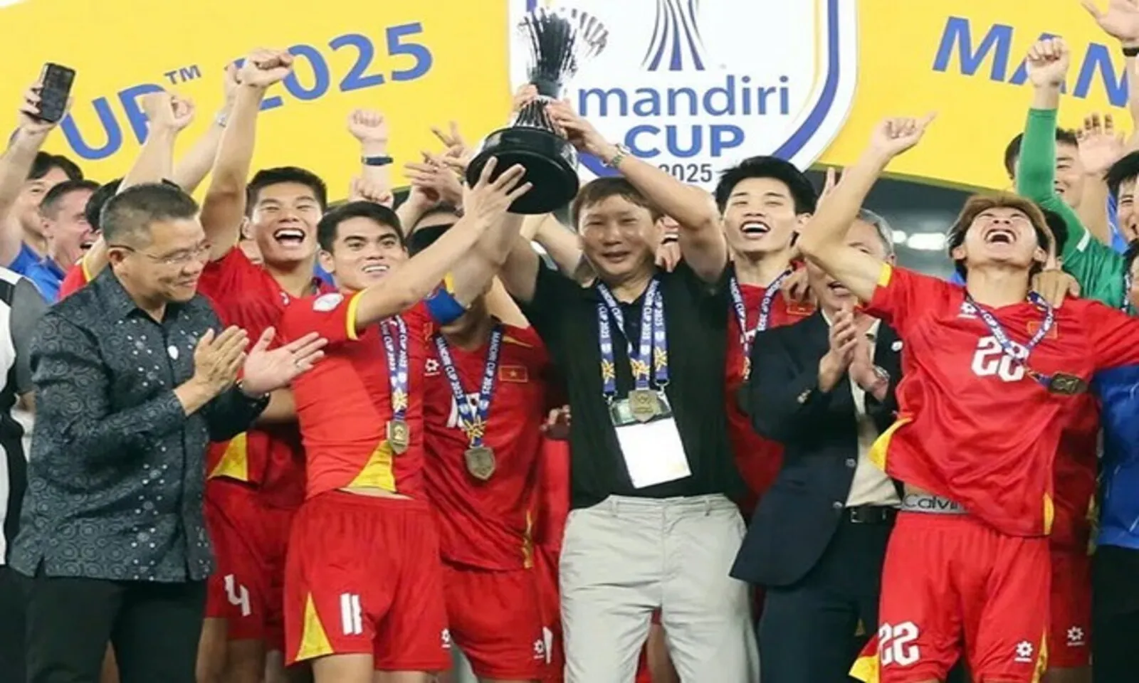 Thủ tướng tặng Bằng khen cho Ban huấn luyện U22 Việt Nam vô địch SEA Games 33