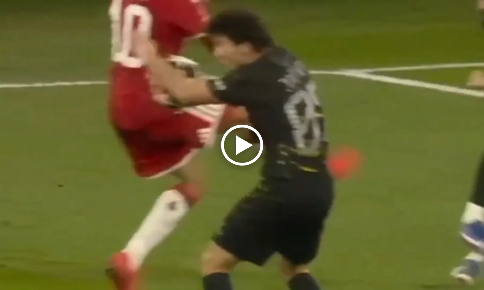 VIDEO: Bayern Munich bị cướp trắng penalty?