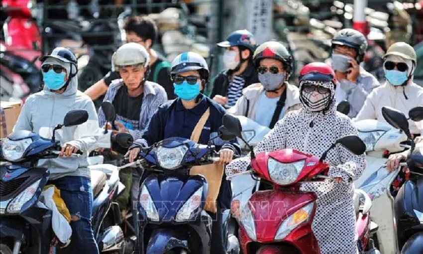 Bắc Bộ chiều tối mưa dông, Nam Bộ có nơi nắng nóng 35 độ C