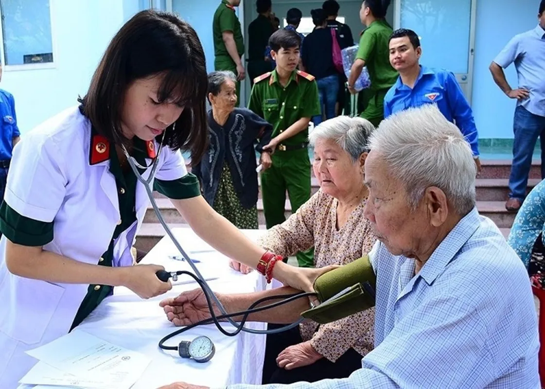 Các bác sĩ Bệnh viện Quân y 175 khám bệnh cho người dân - Ảnh Benhvien175.vn