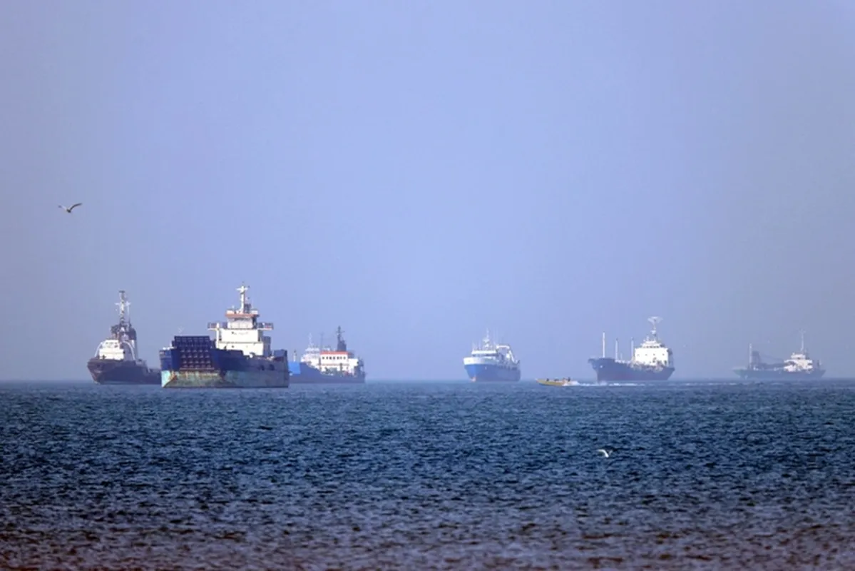 Các tàu thuyền tại khu vực eo biển Hormuz, ngoài khơi Bandar Abbas, Iran ngày 4-5 - Ảnh AFP