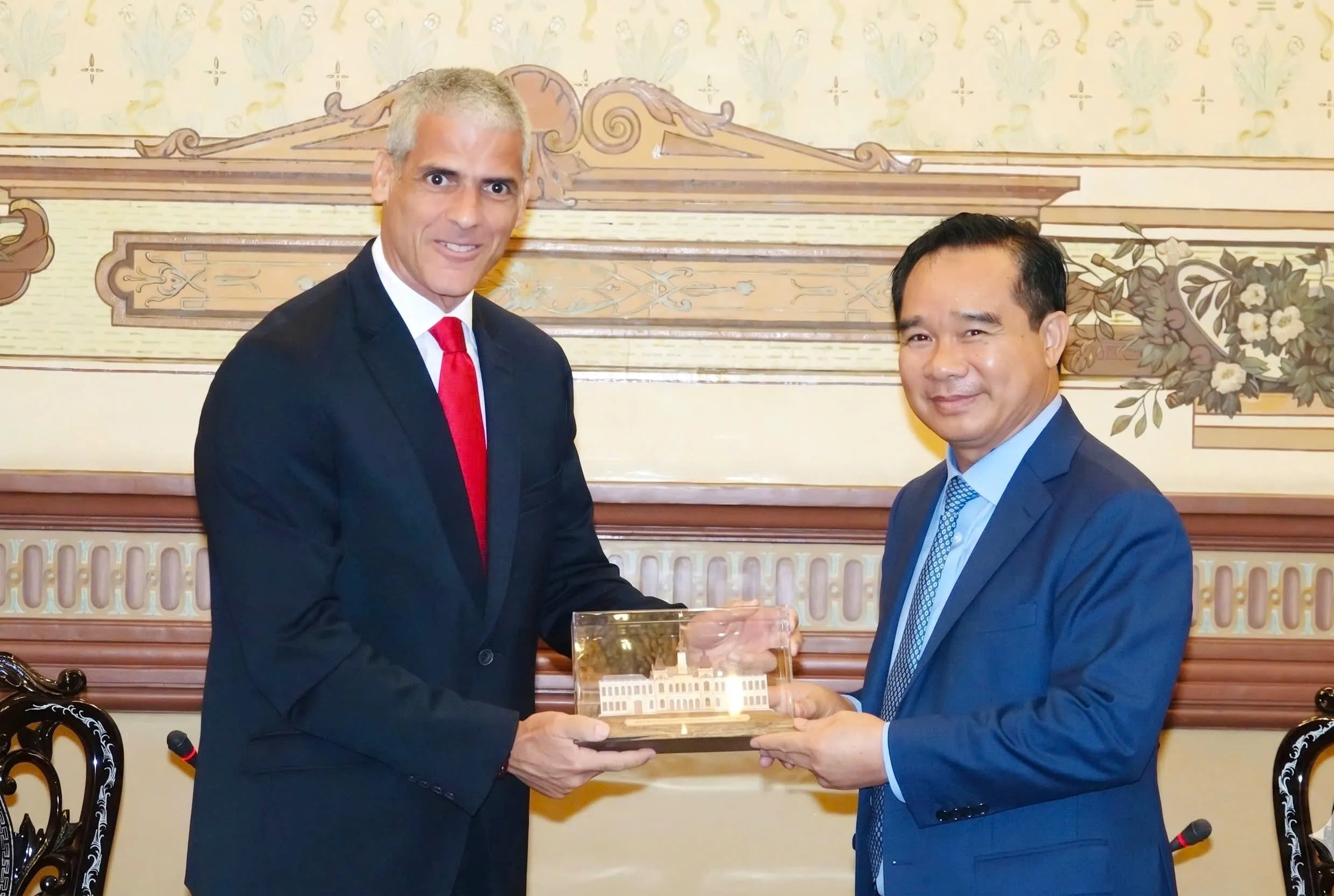 CHủ tịch UBND TP Nguyễn Văn Được tặng quà lưu niệm cho Tổng Lãnh sự Mauricio Alejandro Martinez Duque  về định hướng hợp tác sắp tới