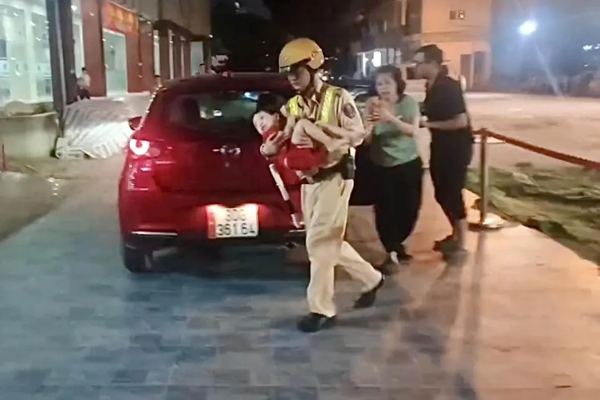 CSGT bế cháu bé vào phòng cấp cứu