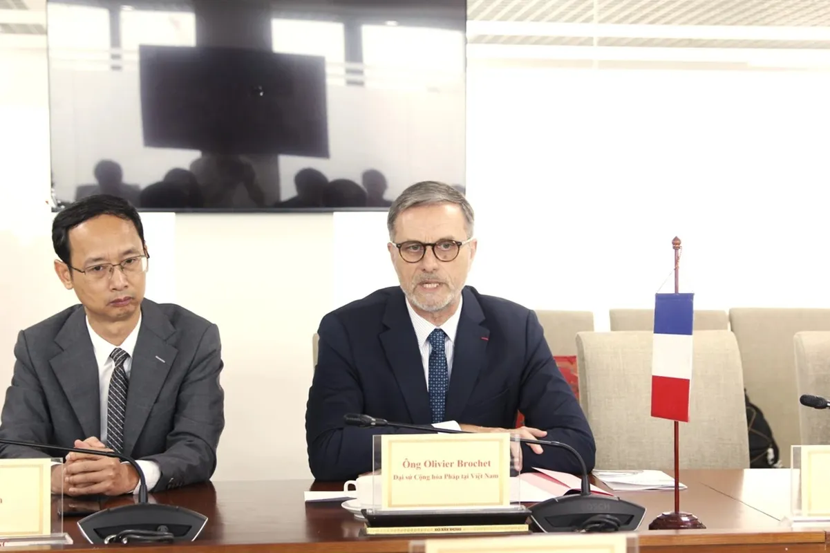 Đại sứ Olivier Brochet cho biết, các doanh nghiệp Pháp rất mong muốn tìm hiểu khả năng tham gia vào các dự án đường sắt ở Việt Nam