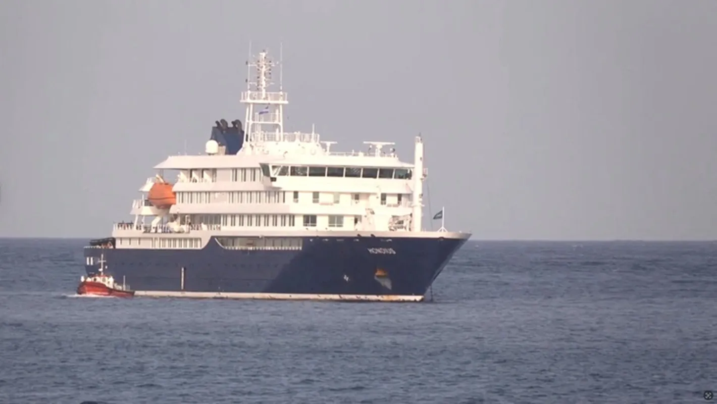 Du thuyền MV Hondius có ca nhiễm vi rút Hanta ngoài khơi cảng Cape Verde ngày 5-5 - Ảnh REUTERS