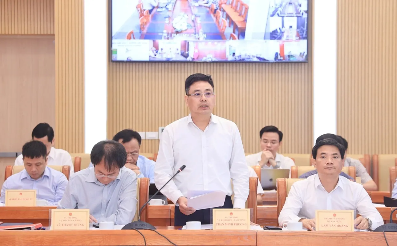 Ông Trần Minh Phương, Vụ trưởng Vụ Kế hoạch - Tài chính báo cáo tại hội nghị - Báo xây dựng