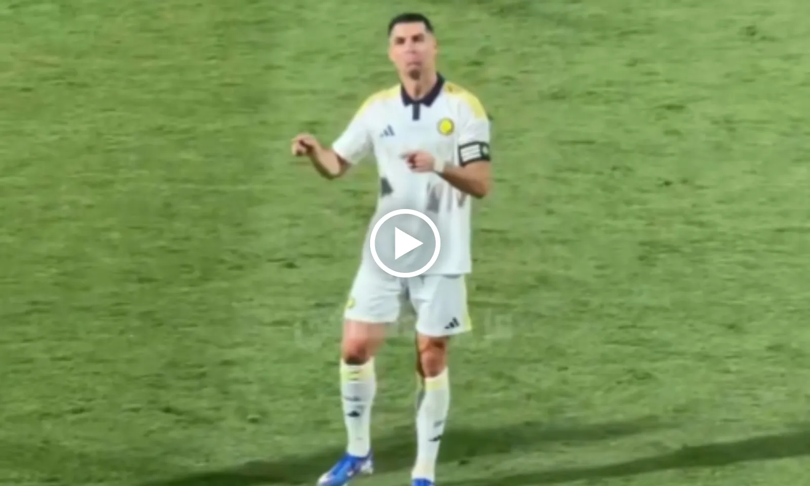 VIDEO: Ronaldo cosplay nhạc trưởng móc mỉa đối thủ, lập kỷ lục vô tiền khoáng hậu
