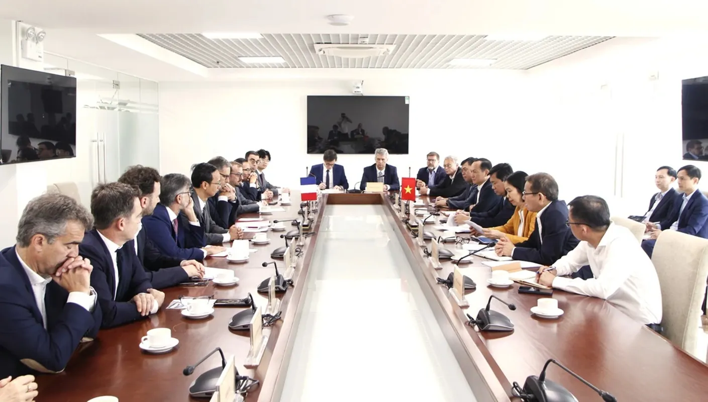 Thứ trưởng Bộ Xây dựng Nguyễn Tường Văn đã tiếp và làm việc cùng phái đoàn doanh nghiệp Pháp sang Việt Nam tham gia Diễn đàn Đường sắt Pháp - Việt Nam.