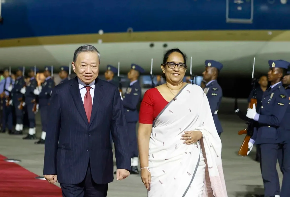 Tổng Bí thư, Chủ tịch nước Tô Lâm và Thủ tướng Sri Lanka Harini Amarasuriya trong lễ đón tại sân bay - Ảnh TTXVN